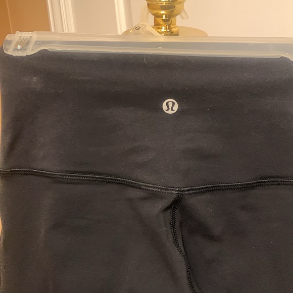 Size 4 Lulu Lemon full length leggings EUC BLK WITH MESH LEG INSERTS 2 pockets😀 - Picture 4 of 10